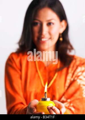 Una donna malay holding pelita Foto Stock