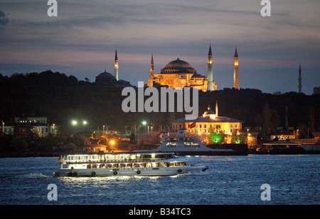 Il Porto di Istanbul e la moschea nella luce del tramonto, Turchia Foto Stock