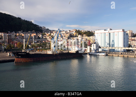 Una nave portacontainer nel porto della città Trabzon, Turchia Foto Stock