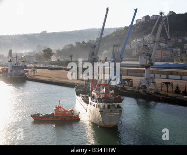 Una nave da carico nel porto di Trabzon, Turchia Foto Stock