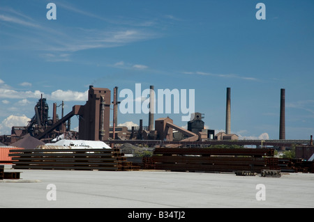 Mulino di acciaio sotto il cielo blu chiaro, Hamilton, Ontario, Canada. Foto Stock