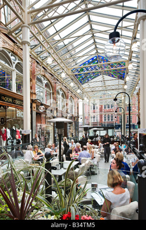 Cafe nel quartiere di Victoria shopping arcade, BRIGGATE, Leeds, West Yorkshire, Inghilterra Foto Stock