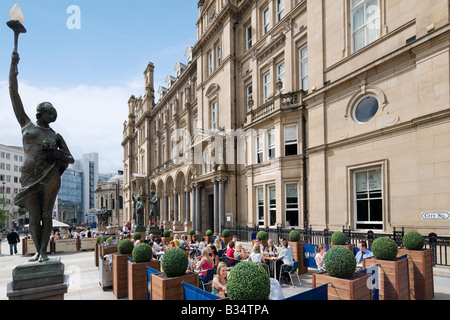 Loch Fyne Ristorante nel vecchio ufficio postale su un venerdì a pranzo, City Square, Leeds, West Yorkshire, Inghilterra Foto Stock