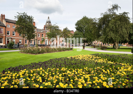 I giardini di piazza del parco con il Municipio di clock tower dietro, Leeds, West Yorkshire, Inghilterra Foto Stock