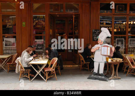 Ai clienti di godere di un pranzo al di fuori di un ristorante sulla Rue Merciere nella città vecchia di Lione, Francia. Foto Stock