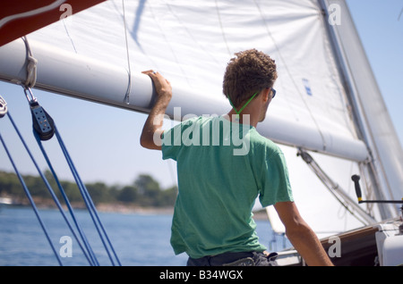 Crewman sul charter yacht a vela Hvar Croazia Foto Stock