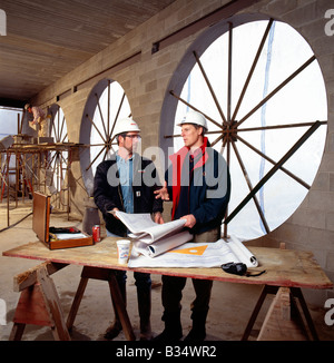 Ingegneri rivedendo i disegni di costruzione per impianto di trattamento delle acque Foto Stock