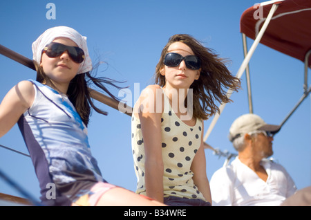 Due ragazze in vacanza su yacht charter Croazia Hvar Foto Stock