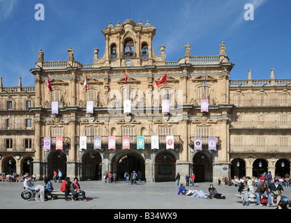 Persone rilassante in Plaza Mayor o piazza principale di Salamanca spagna Foto Stock