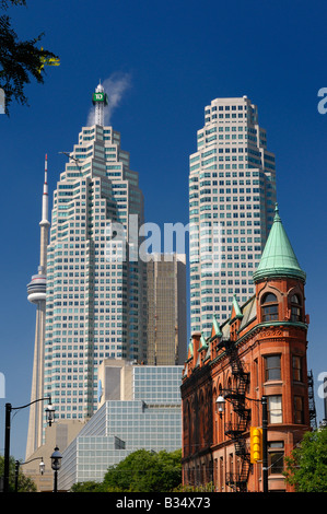 Mattone rosso Flatiron Building nella parte anteriore e a Wellington nel centro cittadino di Toronto con torre finanziaria grattacieli Foto Stock