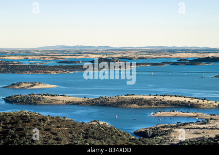Vista del serbatoio di Alqueva dal villaggio di Monsaraz, Alentejo, Portogallo Foto Stock