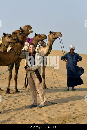 Christine Kolish con i cammelli nel deserto del Thar vicino a JAISALMER RAJASTHAN INDIA SIGNOR Foto Stock
