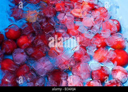 Il ghiaccio di acqua fredda in una vasca da bagno Foto stock - Alamy