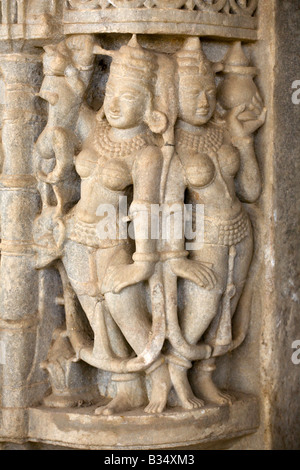 Dive celesti sono scolpite in marmo su uno dei pilastri del 1444 dell'CHAUMUKHA MANDIR tempio Jain di RANAKPUR RAJASTHAN IN INDIA Foto Stock