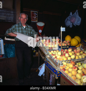 Titolare di stallo vendita di pesche, La mercato Vucciria, Palermo, Sicilia Foto Stock