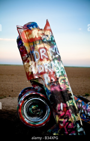 Uno dei vari graffitied, sepolto Cadillacs al Cadillac Ranch al di fuori di Amarillo, Texas. Il frutto di Stanley Marsh. Foto Stock