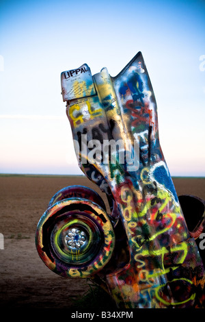 Uno dei vari graffitied, sepolto Cadillacs al Cadillac Ranch al di fuori di Amarillo, Texas. Il frutto di Stanley Marsh. Foto Stock