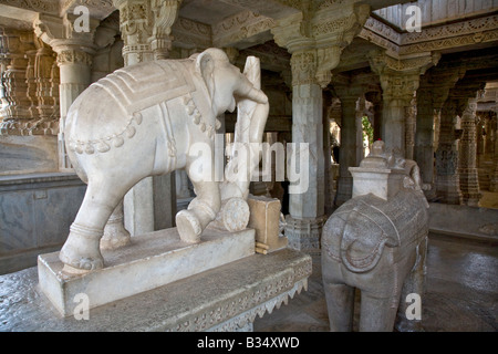 Scolpito in marmo bianco elefante dentro il CHAUMUKHA MANDIR TEMPIO DI RANAKPUR nel distretto di pali del Rajasthan vicino Sadri INDIA Foto Stock