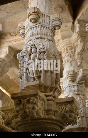 Il CHAUMUKHA MANDIR TEMPIO DI RANAKPUR vicino Sadri ha 1440 colonne scolpite con nessuna delle due uguali Rajasthan in India Foto Stock