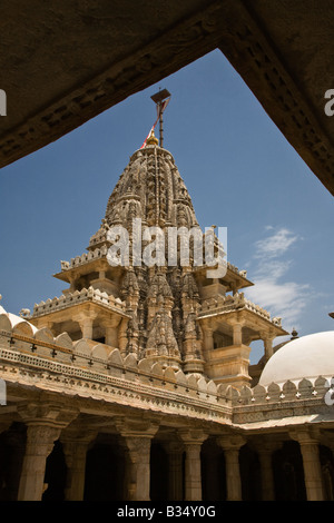 Il CHAUMUKHA MANDIR TEMPIO DI RANAKPUR nel distretto di pali del Rajasthan vicino Sadri fu costruito nel 1439 l'INDIA Foto Stock