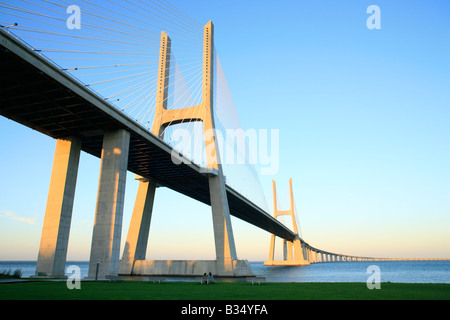 Dal Ponte Vasco da Gama sul fiume Tago a Lisbona, Portogallo Foto Stock