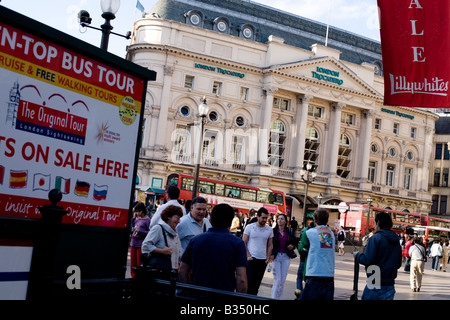 La gente a piedi attorno a Piccadilly Circus nel centro di Londra, Regno Unito Foto Stock