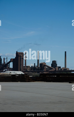 Verticale del mulino di acciaio sotto il cielo blu chiaro, Hamilton, Ontario, Canada. Foto Stock