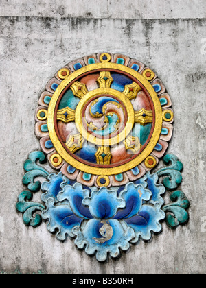 Il Dharma chakra Dharmachakra Buddista Tibetana simbolo Foto Stock