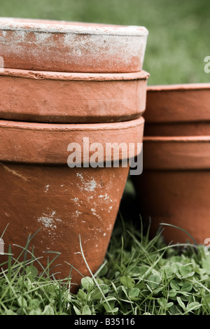 Una pila di vecchi vasi in terracotta Foto Stock