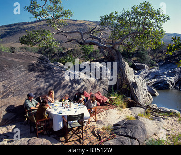 Kenia Masai Mara. Bush breakfast dal fiume di Mara da Cottar's 1920s Camp. Foto Stock