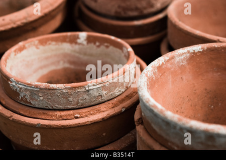 Una pila di vecchi vasi in terracotta Foto Stock