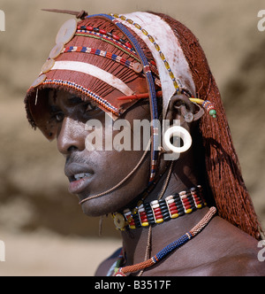 Kenya, Maralal, Barsaloi. Un Samburu Warrior risplende con lunghi, intrecciato Ochred capelli. Foto Stock