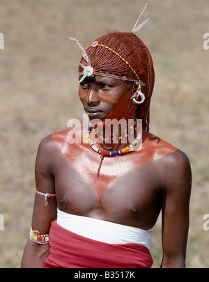 Kenya, Maralal, Maralal. Un Samburu Warrior risplende con le sue lunghe trecce di capelli Ochred. Foto Stock