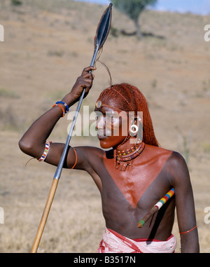 Kenya, Maralal, Maralal. Un Samburu Warrior risplende con lunghe trecce di capelli Ochred. Foto Stock