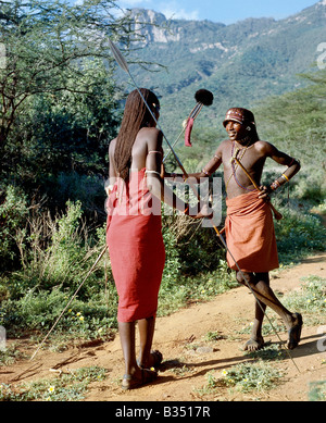 Kenya, South Horr, South Horr Valley. Due Samburu warriors converse, le loro lunghe trecce di capelli Ochred che li distinguono Foto Stock