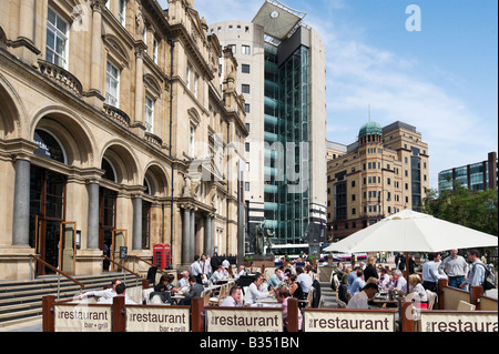 Il ristorante e il Bar e Grill nel vecchio ufficio postale su un venerdì a pranzo, City Square, Leeds, West Yorkshire, Inghilterra Foto Stock