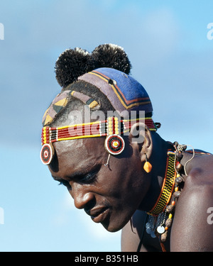 Kenya, Turkana, Merti. Un Turkana uomo con una bella acconciatura di argilla, così tipico del sud del Turkana. Il nero di piume di struzzo Foto Stock