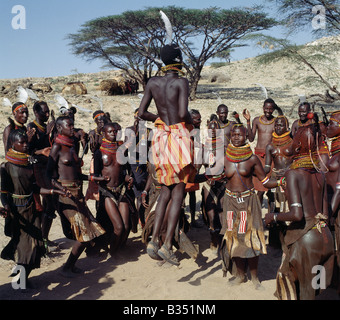 Kenya, Turkana, Nachola. La canzone è una forma d'arte radicata nella cultura Turkana. Alla fine di una sessione di danza, i partecipanti hanno invariabilmente godetevi la canzone dei tori. A ogni giovane avrà centro-fase a esaltare le lodi del suo favorito ox. Sarà lui a spiegare come è venuto in suo possesso, i suoi segni distintivi e con le braccia tese, imitare la forma delle sue corna. Foto Stock