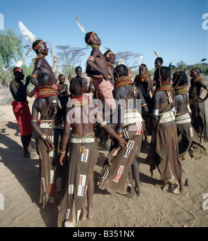 Kenya, Turkana, Nachola. La canzone è una forma d'arte radicata nella cultura Turkana. Alla fine di una sessione di danza, i partecipanti hanno invariabilmente godetevi la canzone dei tori. A ogni giovane avrà centro-fase a esaltare le lodi del suo favorito ox. Sarà lui a spiegare come è venuto in suo possesso, i suoi segni distintivi e con le braccia tese, imitare la forma delle sue corna. Foto Stock