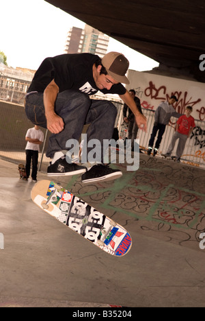 23 anni di skate maschio boarder in azione a skate park London REGNO UNITO Foto Stock