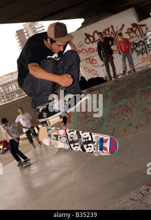 23 anni di skate maschio boarder in azione a skate park London REGNO UNITO Foto Stock