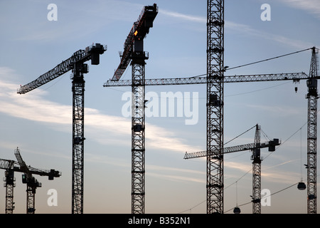 Gru presso il centro della città in un cantiere vicino aeroporto Rhein-Main, Francoforte Foto Stock