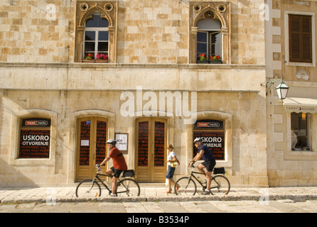 Hvar piazza principale del paese, con i ciclisti in tour, sull isola di Hvar in Adriatico Foto Stock