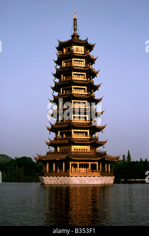 Aug 28, 2006 - Uno dei Riming Shuang Ta twin pagode alla Fir Lake nella città di Guilin in Cina della provincia di Guangxi. Foto Stock