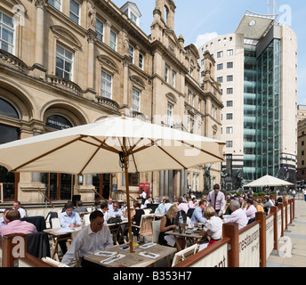 Il ristorante e il Bar e Grill nel vecchio ufficio postale su un venerdì a pranzo, City Square, Leeds, West Yorkshire, Inghilterra Foto Stock