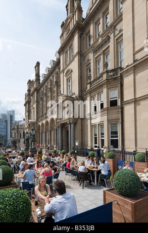 Loch Fyne Ristorante nel vecchio ufficio postale su un venerdì a pranzo, City Square, Leeds, West Yorkshire, Inghilterra Foto Stock