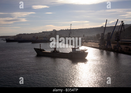 Una nave da carico nel porto di Trabzon, Turchia Foto Stock