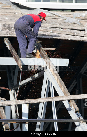 Operaio edile il taglio di barre di acciaio, Trabzon, Turchia Foto Stock