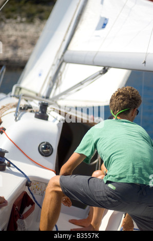 Crewman sul charter yacht a vela Hvar Croazia Foto Stock