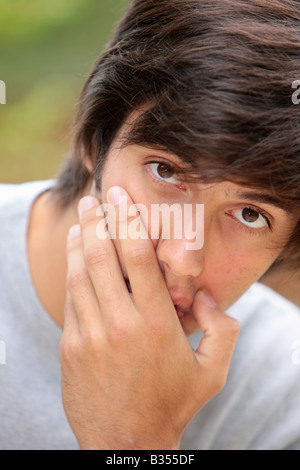 Preoccupato per il giovane uomo modello rilasciato Foto Stock